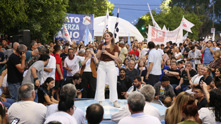 La candidata a diputada por Fuerza Patria, Caren Tepp, cerró su campaña en la zona oeste de Rosario.
