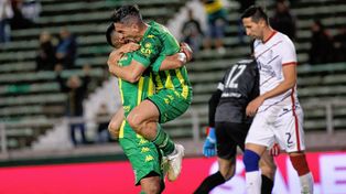 Gabriel Hauche festeja uno de los dos goles que convirtió ante San Lorenzo.