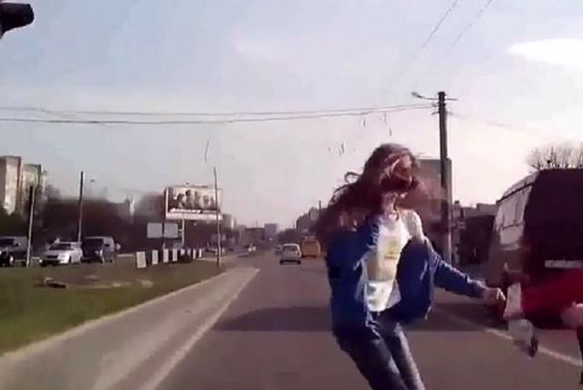 Misterio por el video de una chica que sale ilesa después de ser atropellada