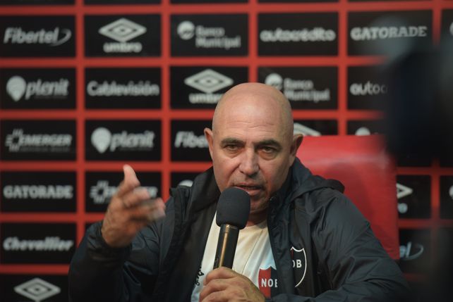 Llop advierte que hay que estar cerca de los futbolistas para detectar los que están mejor.