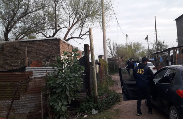 Dos detenidos con un arma y 126 balas y cartuchos secuestrados