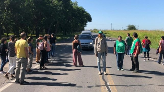 Protesta. Los nucleados en ATE trasladaron su asamblea a la ruta.
