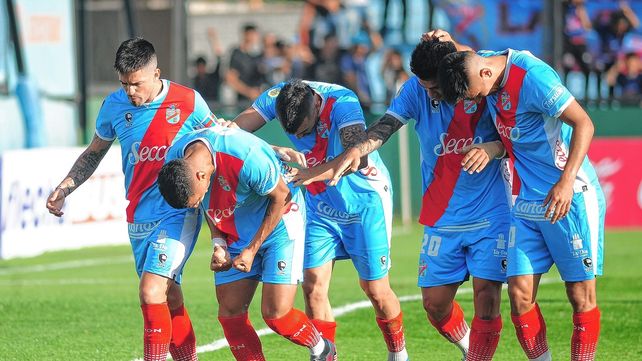 Arsenal goleó 3-0 a Aldosivi en una verdadera final para quedarse en la Liga Profesional.