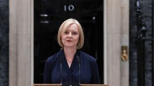 Adiós. Liz Truss debió salir a la puerta de 10 de Downing Street a dar el reglamentario discurso de renuncia y despedida.&nbsp;