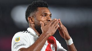 Miguel Borja festeja uno de sus dos goles para River.