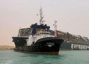 Uno de los cargueros más grandes del mundo bloquea el Canal de Suez
