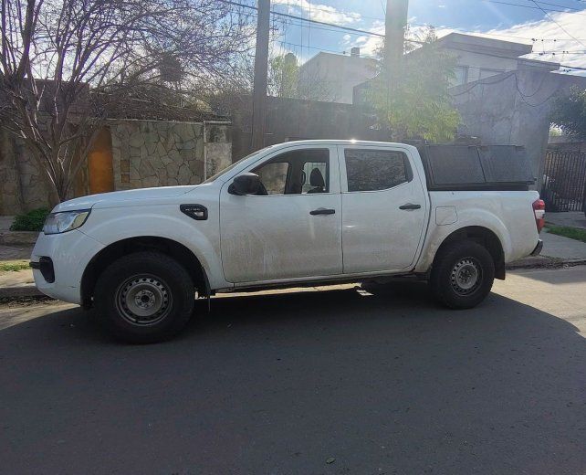 La Policía de Santa Fe arrestó a dos hombres de 42 y 46 años por un ataque a tiros registrado el martes 25 de agosto de 2026 en Avellaneda y 27 de Febrero. Les secuestraron una camioneta Renault Alaskan y una pistola Bersa calibre 380 luego de los disparos contra un Volkswagen Up.
