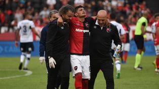 Mala tarde. Rivero se va dolorido por un esguince de rodilla.