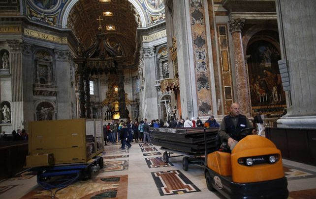 Previa. Numerosos obreros comenzaron ayer a acondicionar la capilla Sixtina para la elección del próximo Papa.