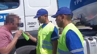Agentes de la Comisión Nacional de Regulación del Transporte (CNRT) detuvieron en un control a camionero que manejaba con carga peligrosa y alcohol en sangre