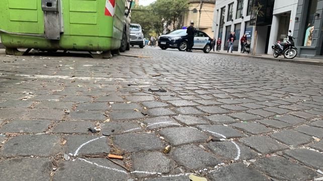 Personal policial marcó una de las vainas que quedaron servidas en la calle empedrada tras el feroz tiroteo.