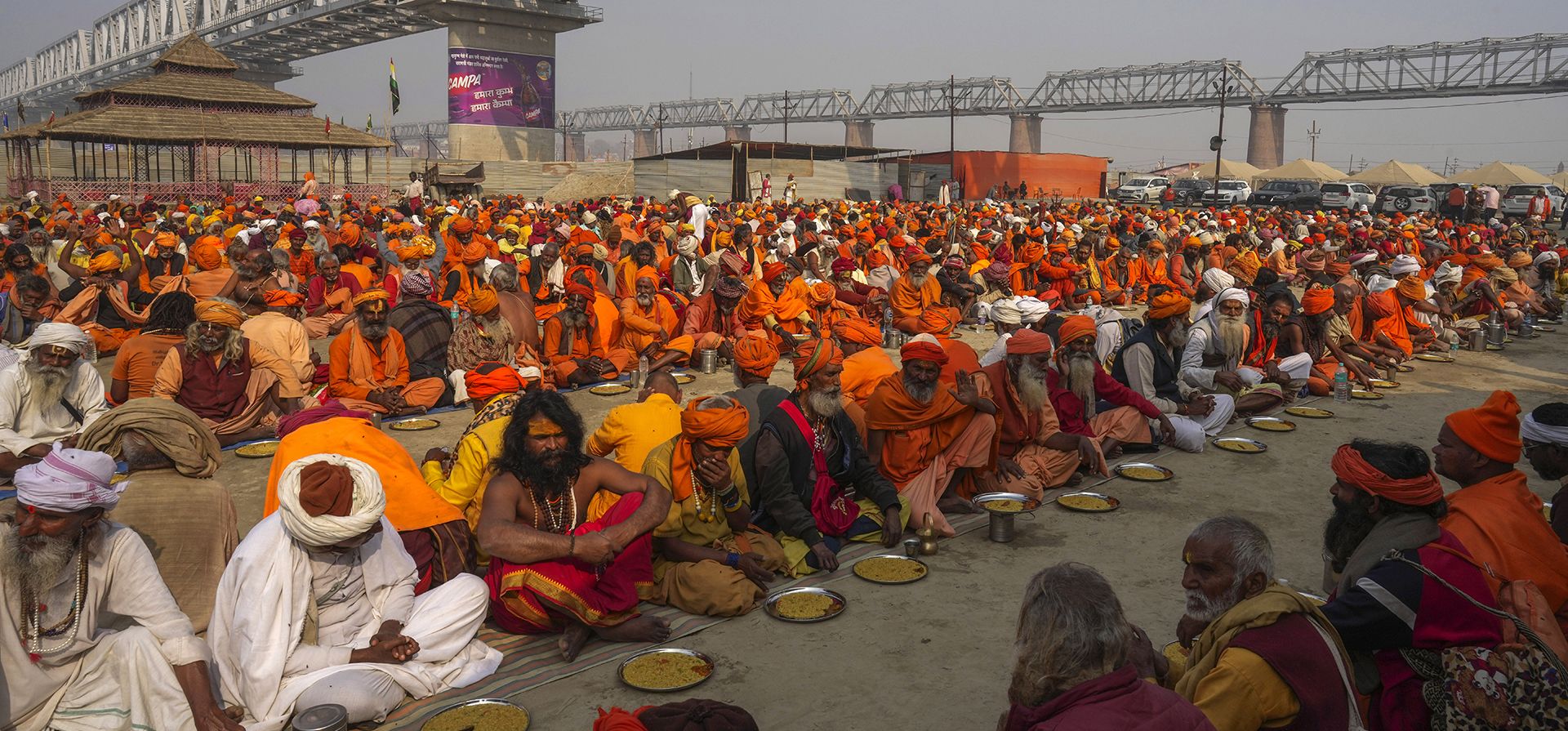 Hombres santos hindúes participan en una fiesta comunitaria en Sangam, la confluencia de los ríos Ganges, Yamuna y el mítico Saraswati, durante el festival Maha Kumbh, en Prayagraj, Uttar Pradesh, India, el viernes 21 de febrero de 2025. (Foto AP/Rajesh Kumar Singh) Hombres santos hindúes participan en una fiesta comunitaria en Sangam, la confluencia de los ríos Ganges, Yamuna y el mítico Saraswati, durante el festival Maha Kumbh, en Prayagraj, Uttar Pradesh, India, el viernes 21 de febrero de 2025. (Foto AP/Rajesh Kumar Singh)