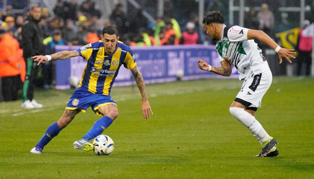Di María intenta el desborde por derecha en el partido ante San Martín (SJ). Ese día el Canalla no jugó bien.