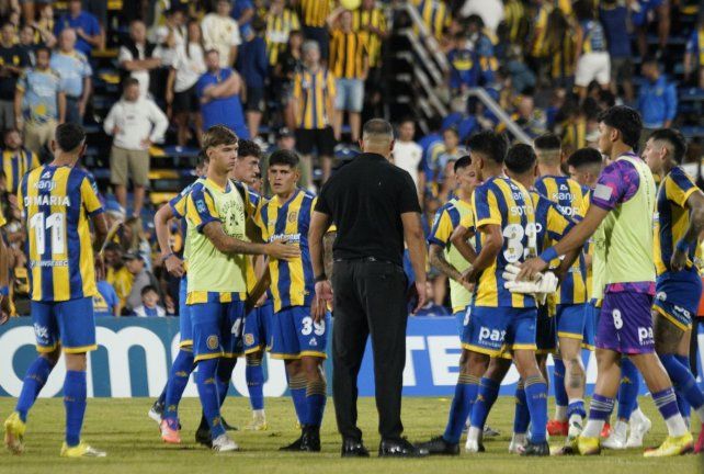 Almirón charla con sus jugadores una vez consumada la derrota ante Talleres. Central va por la recuperación.