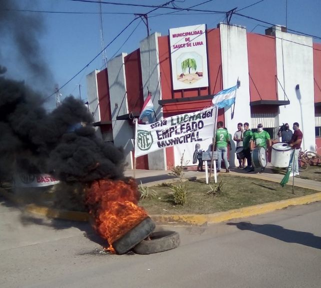 Protesta de empleados municipales frente a la comuna de Sauce de Luna