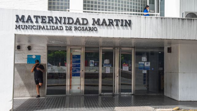 Trasladada en móvil policial. La mujer en pleno trabajo de parto pudo llegar a la Maternidad Martin.