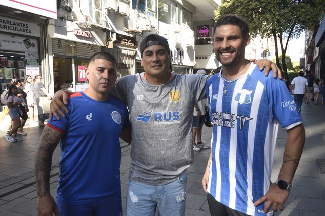 La lucha por llegar a la B: Lisandro Núñez (CGR), Gerardo Aguirre (Botafogo) y Marcos López (1º de Mayo).