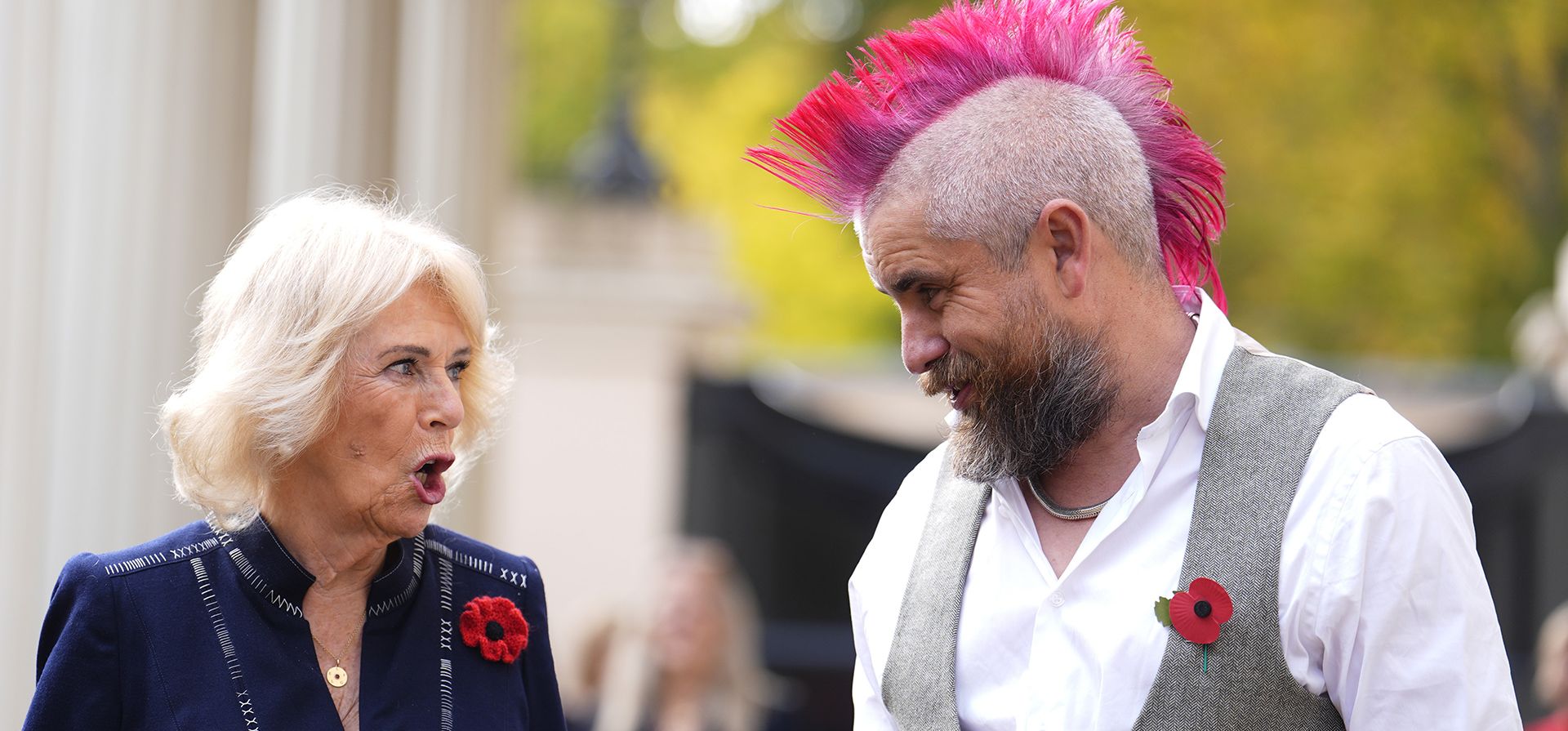 La reina Camilla conversa con Spudman mientras recibe a miembros de la Asociación Nacional de Catering para Cuidados (NACC) y representantes del Servicio Voluntario Real (RVS) en una celebración del voluntariado comunitario durante la Semana de Comidas sobre Ruedas, en Clarence House, en el centro de Londres, Inglaterra, el miércoles 5 de noviembre de 2025. (Jordan Pettitt/PA vía AP, Pool) La reina Camilla conversa con Spudman mientras recibe a miembros de la Asociación Nacional de Catering para Cuidados (NACC) y representantes del Servicio Voluntario Real (RVS) en una celebración del voluntariado comunitario durante la Semana de Comidas sobre Ruedas, en Clarence House, en el centro de Londres, Inglaterra, el miércoles 5 de noviembre de 2025. (Jordan Pettitt/PA vía AP, Pool)