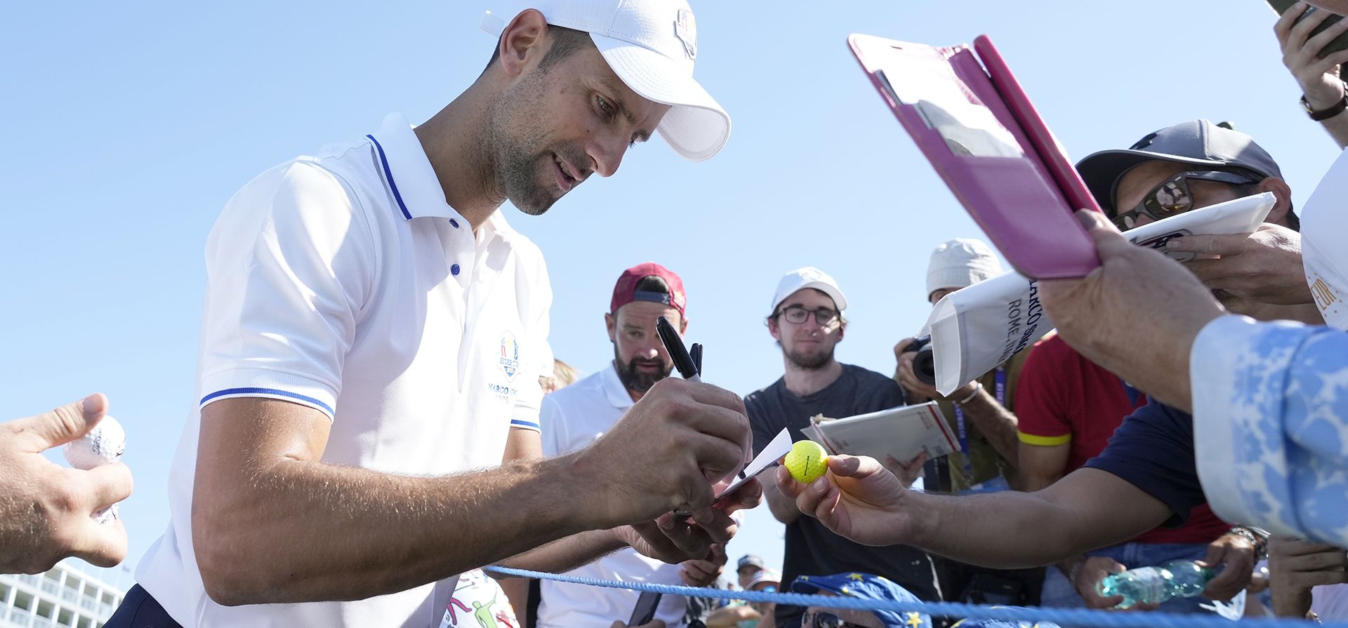 El tenista Novak Djokovic firma autógrafos durante un partido de golf de estrellas entre el equipo Colin Montgomerie y el equipo Cory Pavin en el club de golf Marco Simone en Guidonia Montecelio, Italia, el miércoles 27 de septiembre de 2023. La Ryder Cup comienza el 29 de septiembre en el Club de Golf Marco Simone. (Foto AP/Andrew Medichini) El tenista Novak Djokovic firma autógrafos durante un partido de golf de estrellas entre el equipo Colin Montgomerie y el equipo Cory Pavin en el club de golf Marco Simone en Guidonia Montecelio, Italia, el miércoles 27 de septiembre de 2023. La Ryder Cup comienza el 29 de septiembre en el Club de Golf Marco Simone. (Foto AP/Andrew Medichini)
