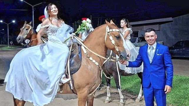 Boda en Concordia: la novia entró a caballo y emocionó a la comunidad.