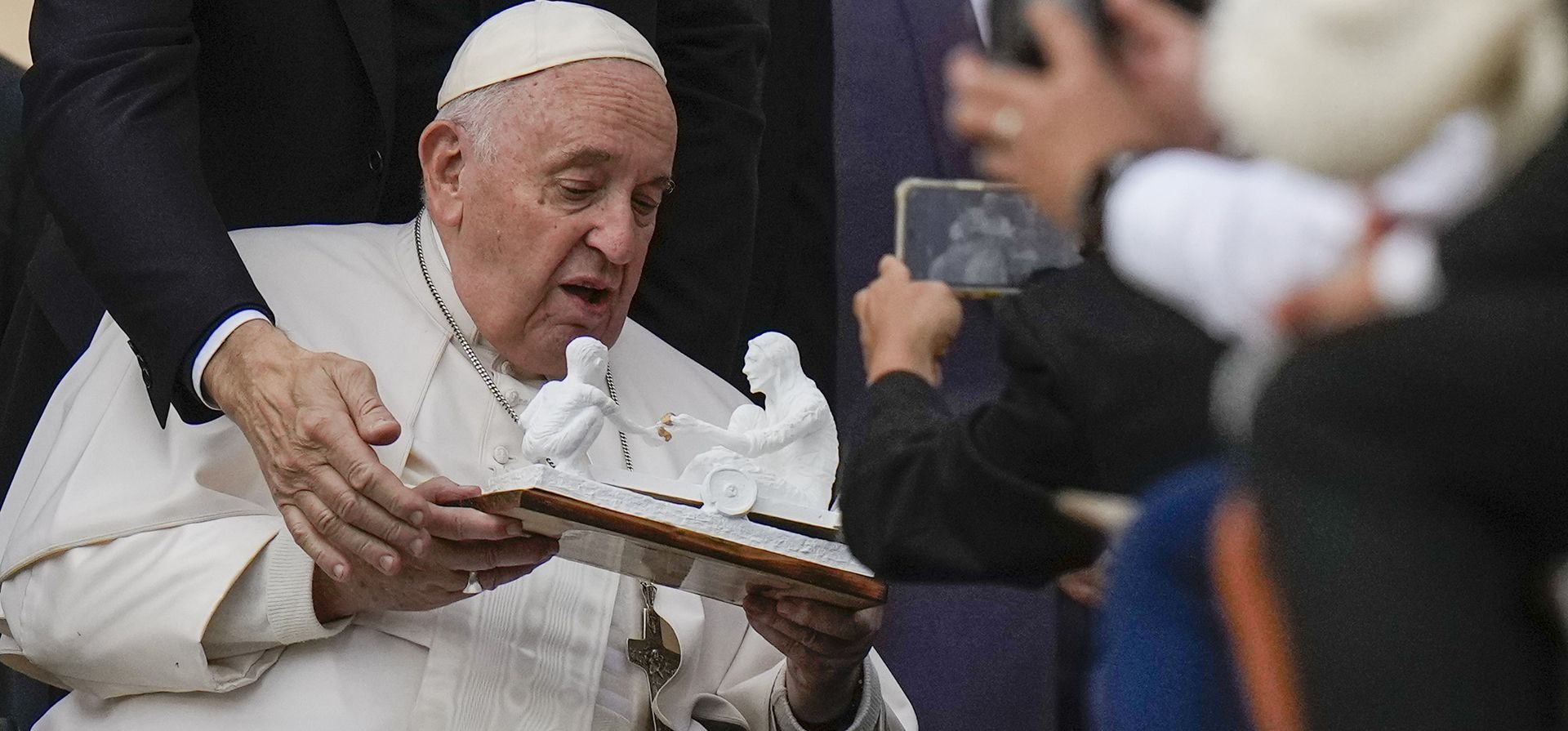 El papa Francisco recibe un regalo al final de su audiencia general en la Plaza de San Pedro en el Vaticano, el miércoles 16 de noviembre de 2022.