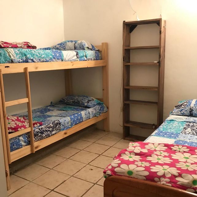 La casa tiene, por ahora, capacidad para seis estudiantes y tres habitaciones.