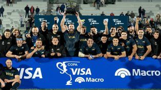Tras la categórica e histórica goleada, el capitán Marcos Kremer levanta la copa en juego. FOTO GENTILEZA. Prensa UAR - Gaspafotos (Enzo Santos)