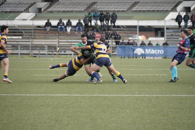 El capitán Martín Pellegrino encara la defensa mens sana. Duendes fue el dueño absoluto del partido y comanda ahora el Regional del Litoral.