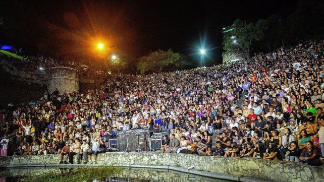 El Anfiteatro colmado en la primera noche del ciclo musical.