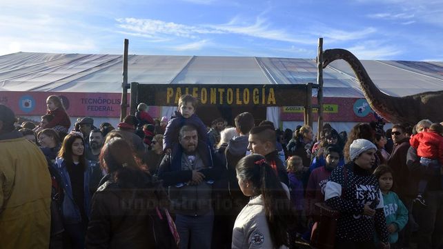 Una multitud eligió el feriado para visitar a los dinosaurios