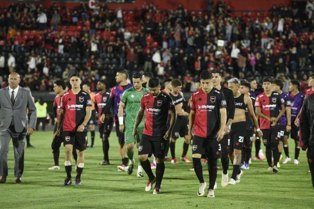La última foto del 2025. Los jugadores de Newell’s se retiran de la cancha tras perder con Racing en el Coloso.&nbsp;