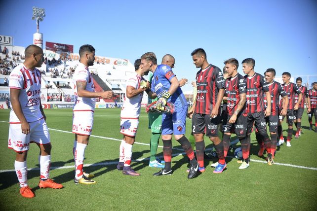 El saludo FIFA en la cancha de Patronato que luce impecable. Foto UNO Mateo Oviedo.&nbsp; 