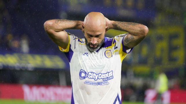 Carlos Quintana se toma la cabeza. Sufrió el primer tiempo de Rosario Central y aunque después cambiaron