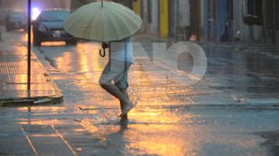 Llueve en la ciudad de Santa Fe y aún rige el alerta meteorológico