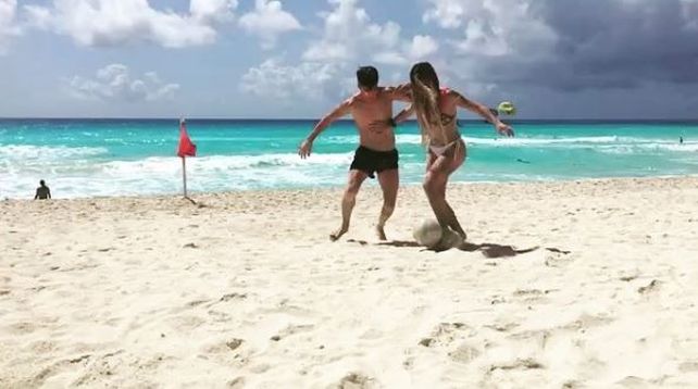 ¡Con la nena no! Tagliafico bajó a su novia en un sensual picadito playero