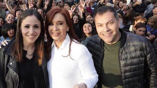 Romina de Gran Hermano, Cristina Fernández de Kirchner y Walter Festa, en un acto de campaña.&nbsp;