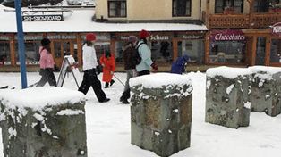 La nieve dificulta sacar las cenizas pero ayuda al turismo en Bariloche