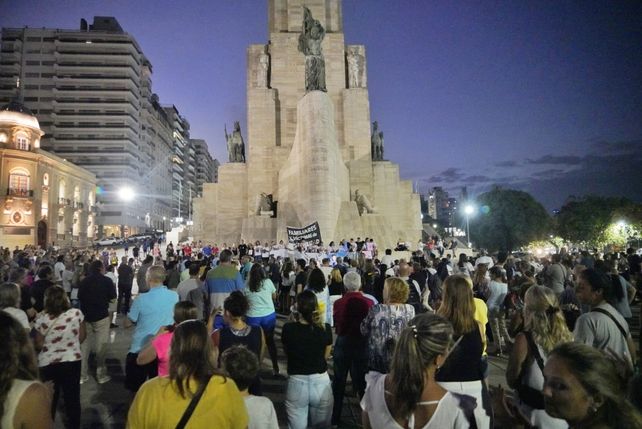 Una multitud se dio cita en el Monumento.