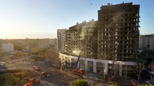 El edificio de 14 pisos, dos bloques pegados y 138 departamentos fue deglutido por el fuego que comenzó a mitad de altura.