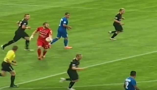 De arco a arco y con la complicidad del arquero rival