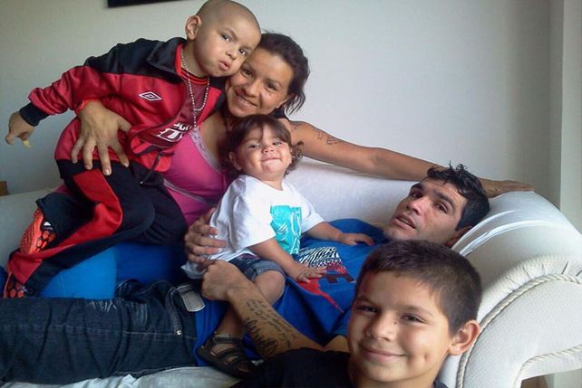 Uriel junto a su familia