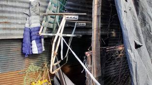 El lugar en la vivienda de zona oeste donde fue encontrado la víctima