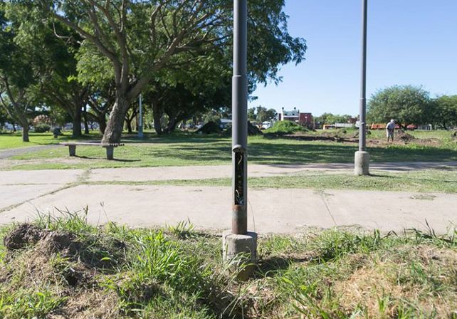 Columnas de iluminación de los senderos peatonales sin la tapa de inspección.