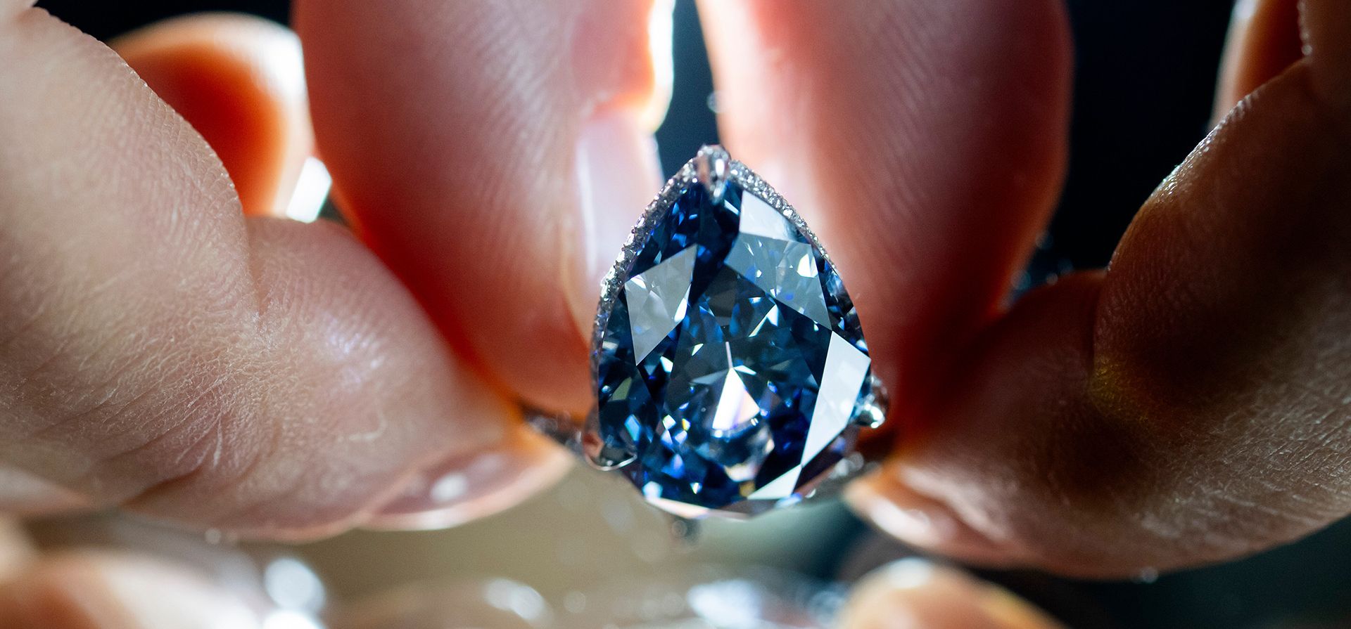 Un empleado de Christie's muestra el Mellon Blue, un diamante azul intenso de talla pera de 9,51 quilates, durante una presentación previa en Christie's en Ginebra, Suiza, el viernes 7 de noviembre de 2025, antes de una subasta en la que se estima que se venderá por entre 20 y 30 millones de dólares estadounidenses. (Martial Trezzini/Keystone vía AP) Un empleado de Christie's muestra el Mellon Blue, un diamante azul intenso de talla pera de 9,51 quilates, durante una presentación previa en Christie's en Ginebra, Suiza, el viernes 7 de noviembre de 2025, antes de una subasta en la que se estima que se venderá por entre 20 y 30 millones de dólares estadounidenses. (Martial Trezzini/Keystone vía AP)