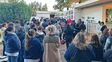 El último adiós a Izan: entre lágrimas y silencio, una multitud despidió al niño y acompañó el cortejo hasta el cementerio de San Justo