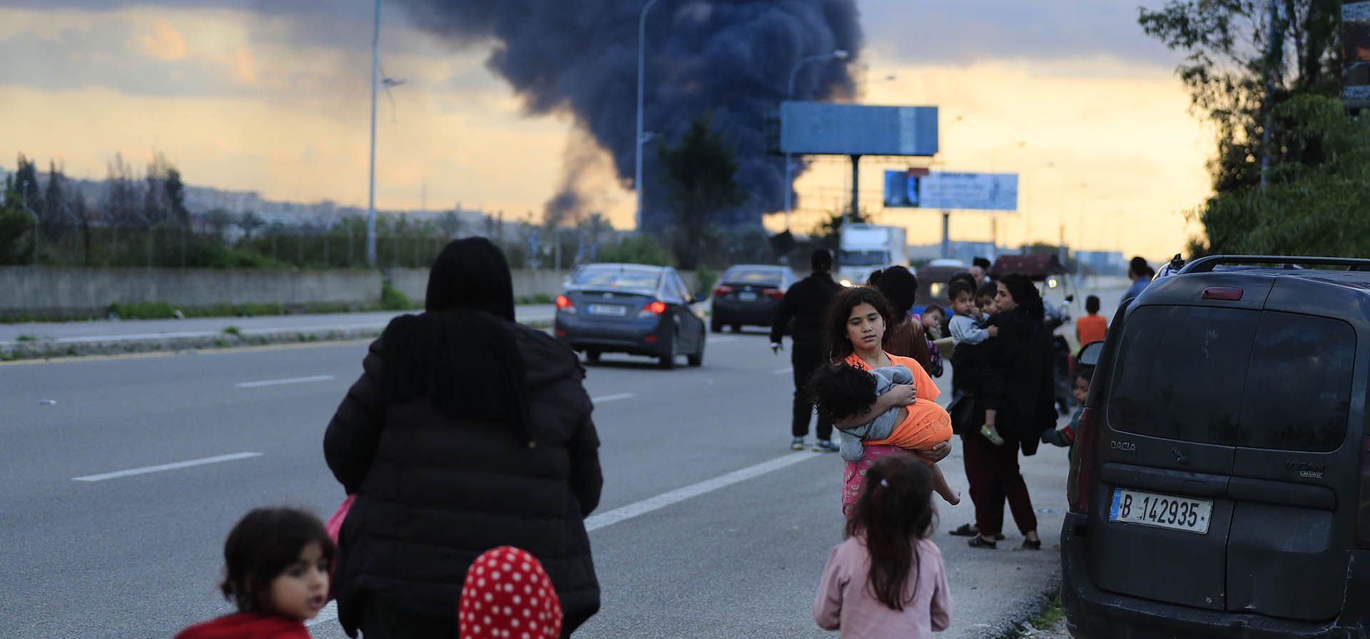 La gente huye por una carretera mientras el humo negro se eleva desde un distrito industrial, atacado por fuerzas israelíes, en la ciudad costera sur de Ghazieh, Líbano, el lunes 19 de febrero de 2024. (Foto AP/Mohammed Zaatari) La gente huye por una carretera mientras el humo negro se eleva desde un distrito industrial, atacado por fuerzas israelíes, en la ciudad costera sur de Ghazieh, Líbano, el lunes 19 de febrero de 2024. (Foto AP/Mohammed Zaatari)