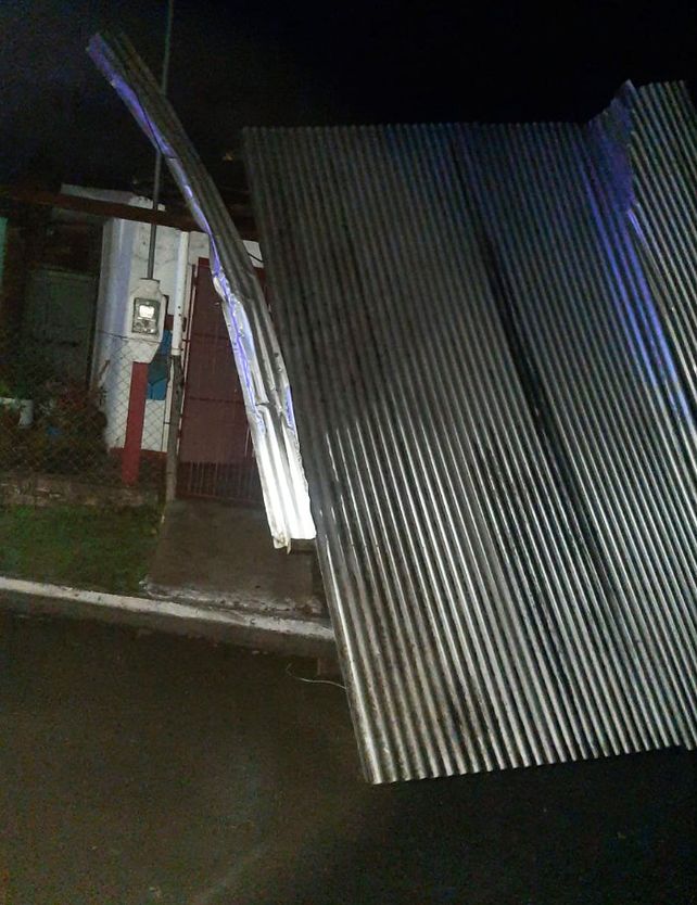Voladuras de techos y postes caídos por la tormenta