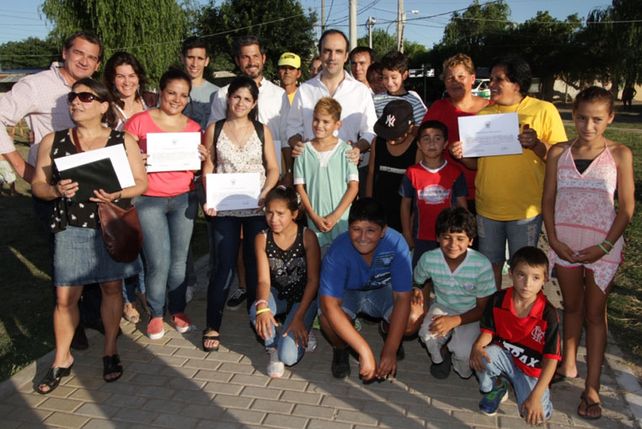 Colocaron baldosas realizadas por vecinos en la Plaza de la Primera Infancia