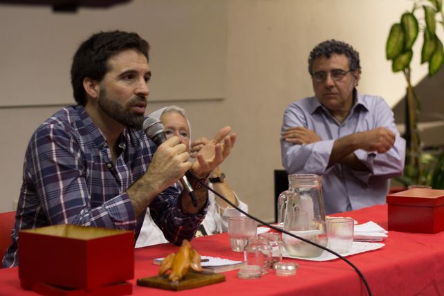 Símbolo. Al lado de Nora Cortiñas el médico llamó a transformar el dolor en energía.