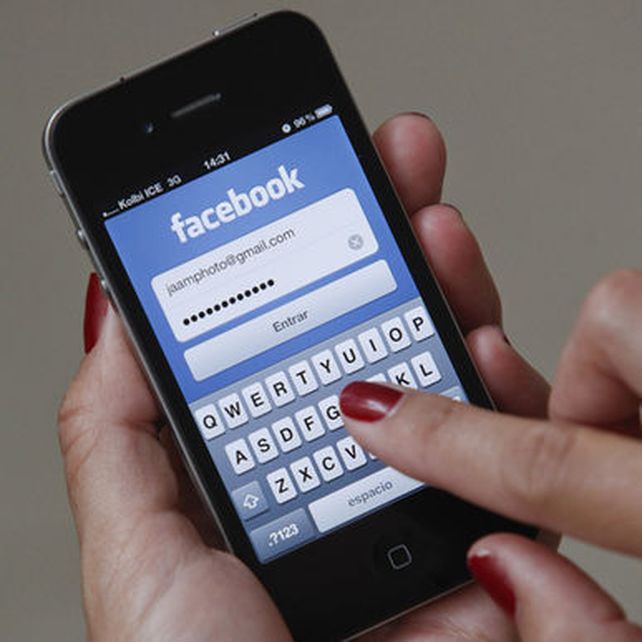 Dos vigiladores privados, detenidos y acusados de robar un celular y publicar fotos en Facebook